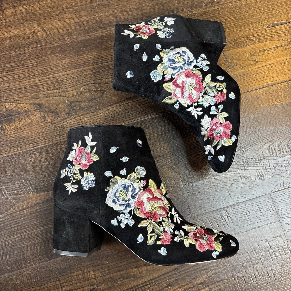 White House Black Market Titus Black Floral Embroidered Suede Ankle‎ Boots Sz 6